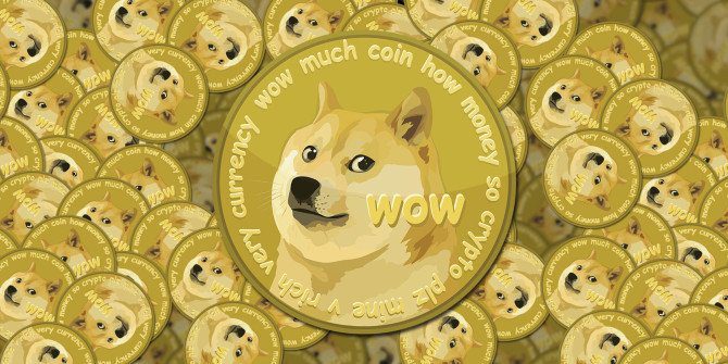 Logo Dogecoin dengan beberapa koin di belakang dan mengapa Dogecoin naik?