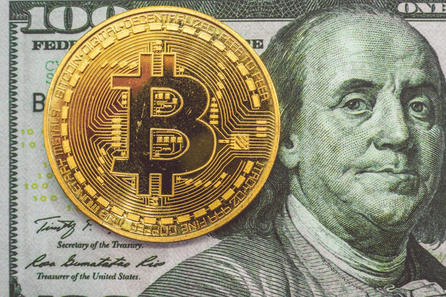 Bitcoin long next to Benjamin Franklin's face