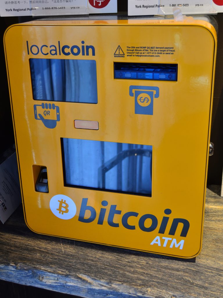 ATM Bitcoin Oranye dengan logo Bitcoin, mungkin bukan cara termurah untuk membeli bitcoin dan alat yang hebat untuk pengguna yang ingin tahu cara mengonversi bitcoin menjadi uang tunai