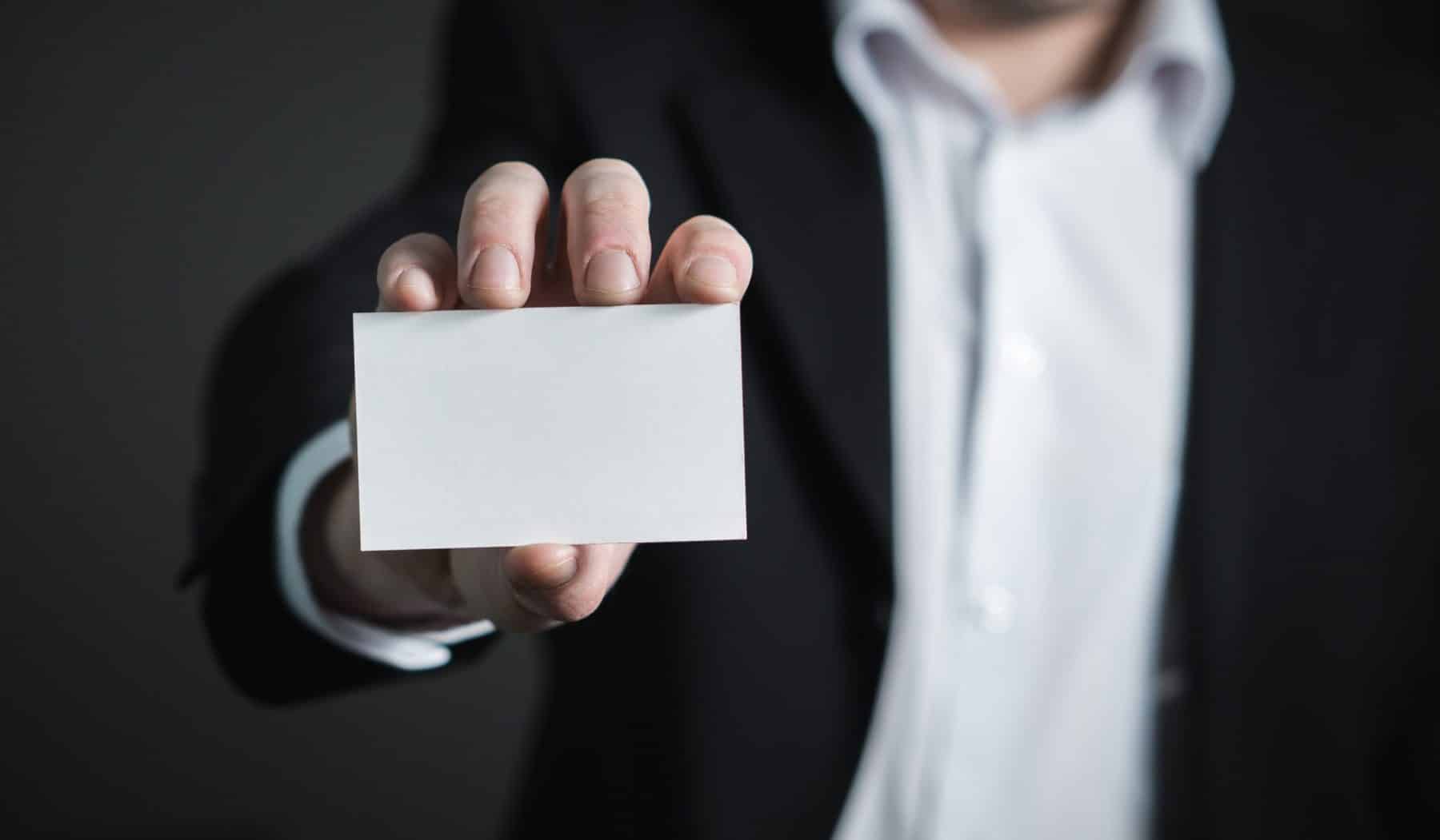 Man holds white card without information making reference to Sovereign Identitiy