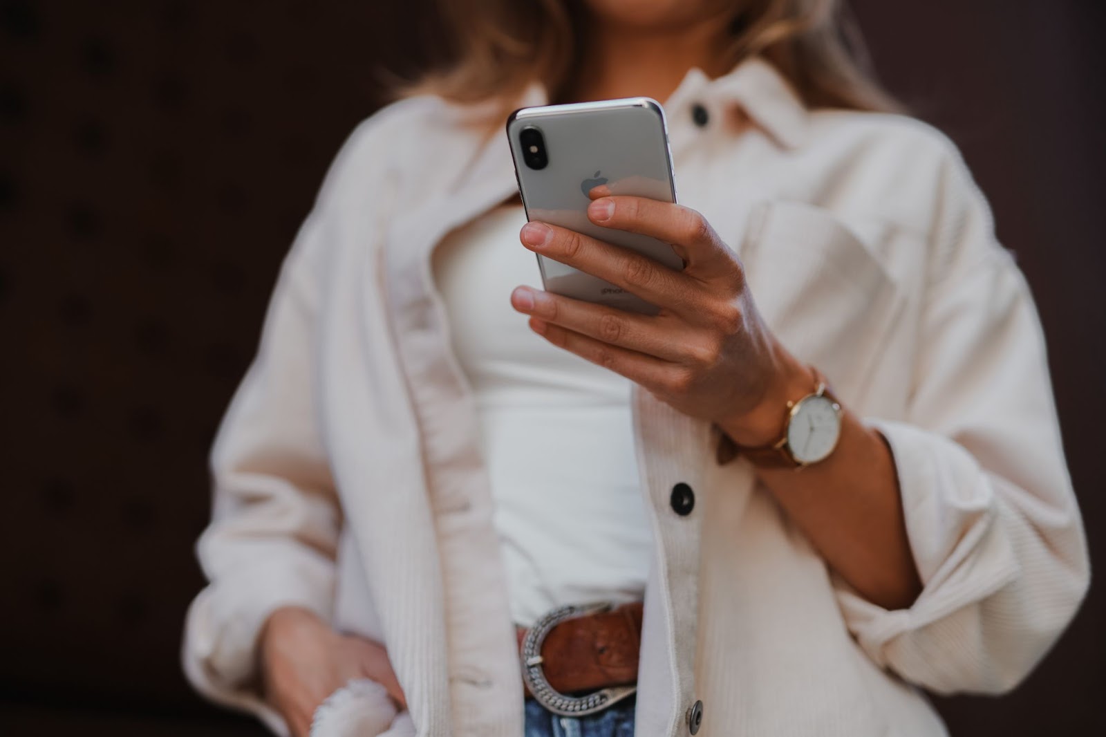 girl with iphone
