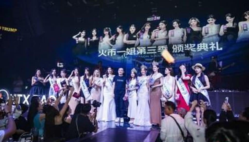 Justin Sun presented the award to the winners of the Miss HTX on site. (PRNewsfoto/HTX DAO)